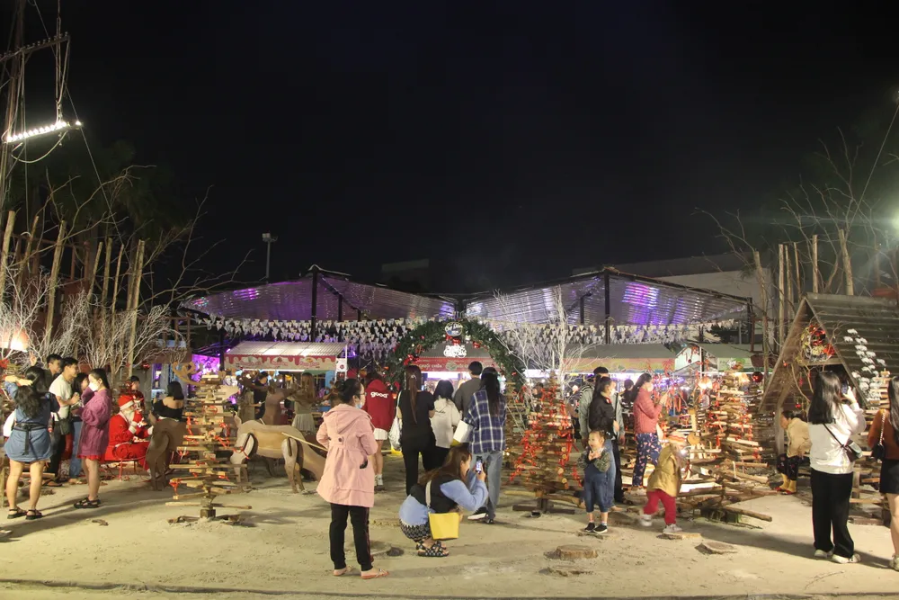 Một trong những địa điểm duy trì không khí lễ hội Giáng sinh rộn ràng qua nhiều năm là chợ đêm Hellio.