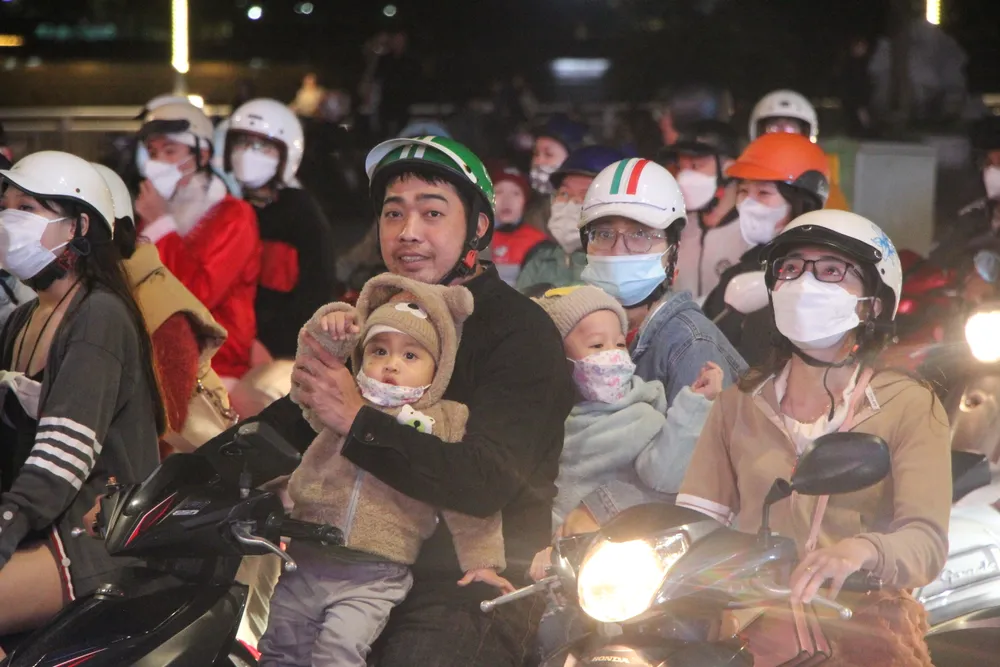 Thời tiết đêm Giáng sinh rất đẹp, không mưa pha một chút tiết trời se lạnh.