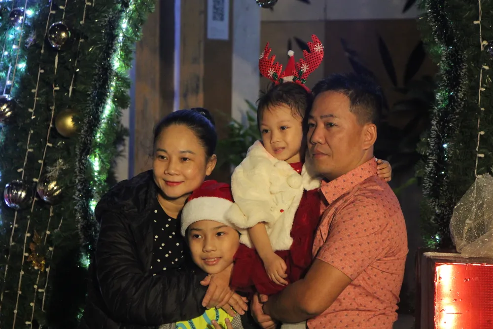 Đâu đâu cũng rộn ràng không khí Giáng sinh giữa tiết trời se lạnh những ngày cuối năm.