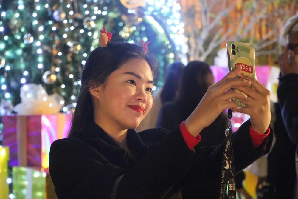 Các bạn trẻ check-in với không gian Giáng sinh
