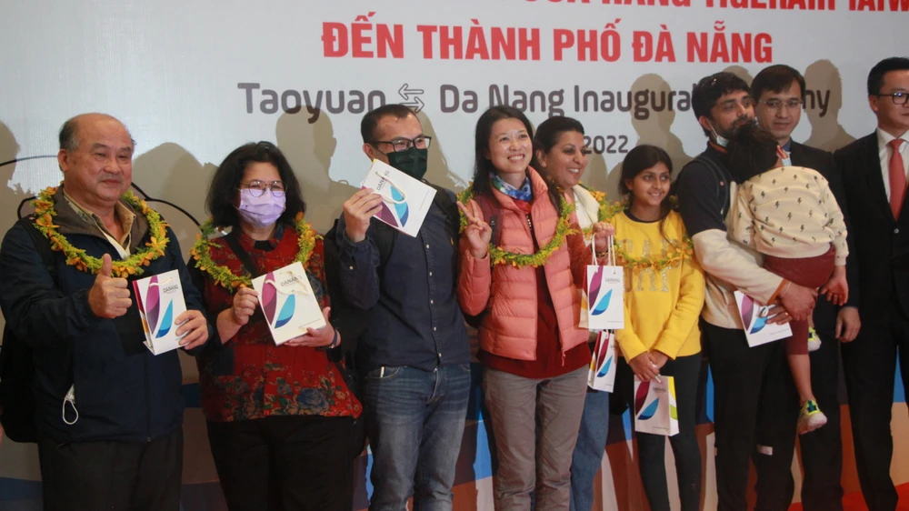 Các du khách đầu tiên đáp xuống sân bay quốc tế Đà Nẵng được tặng quà.Ảnh: NGÔ QUANG