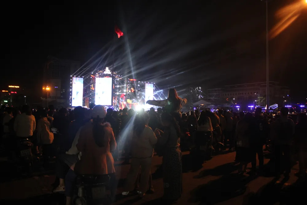 Hàng nghìn bạn trẻ và du khách hoà mình vào đại nhạc hội.