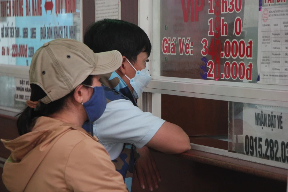 Người mua đa số tới đặt vé cho dịp Tết Nguyên đán.