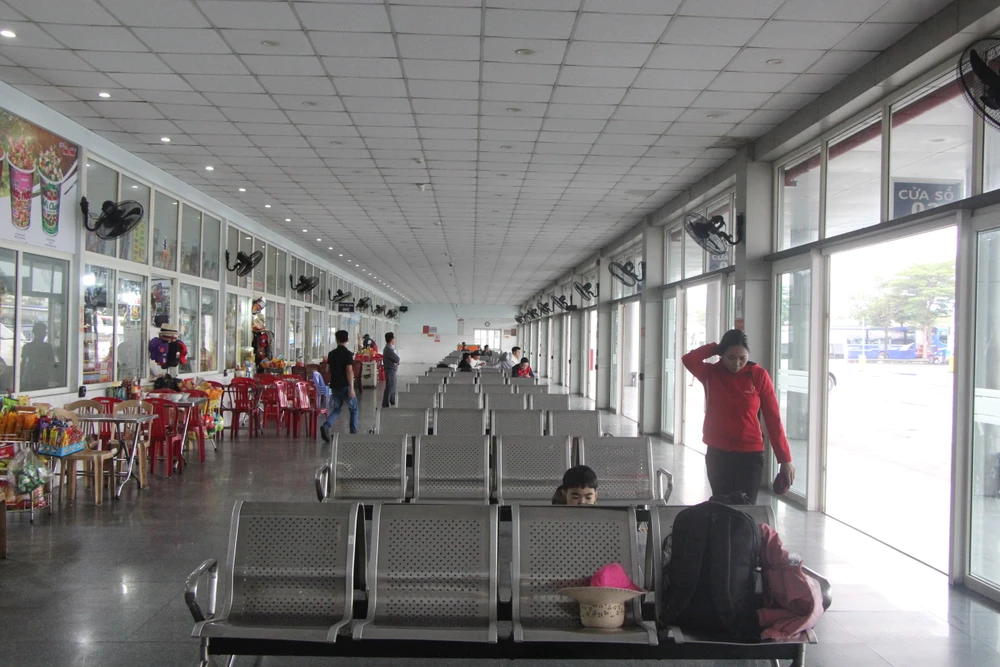 Phòng chờ tuyến xe đường dài hầu như không có khách.