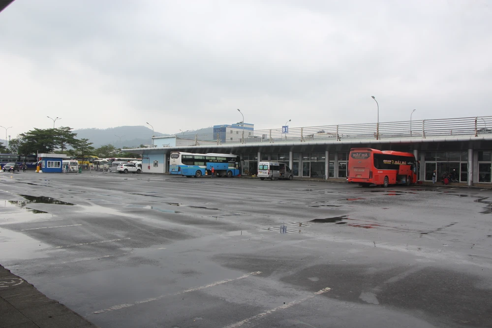 Tuyến đường ngắn chỉ vài xe nằm chờ khách.