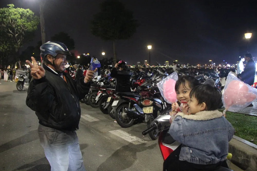 Nhiều gia đình, người thân đổ về lễ hội đếm ngược vui chơi, cùng nhau chuẩn bị đón năm mới. Nhiều gia đình, người thân đổ về lễ hội đếm ngược vui chơi, cùng nhau chuẩn bị đón năm mới.