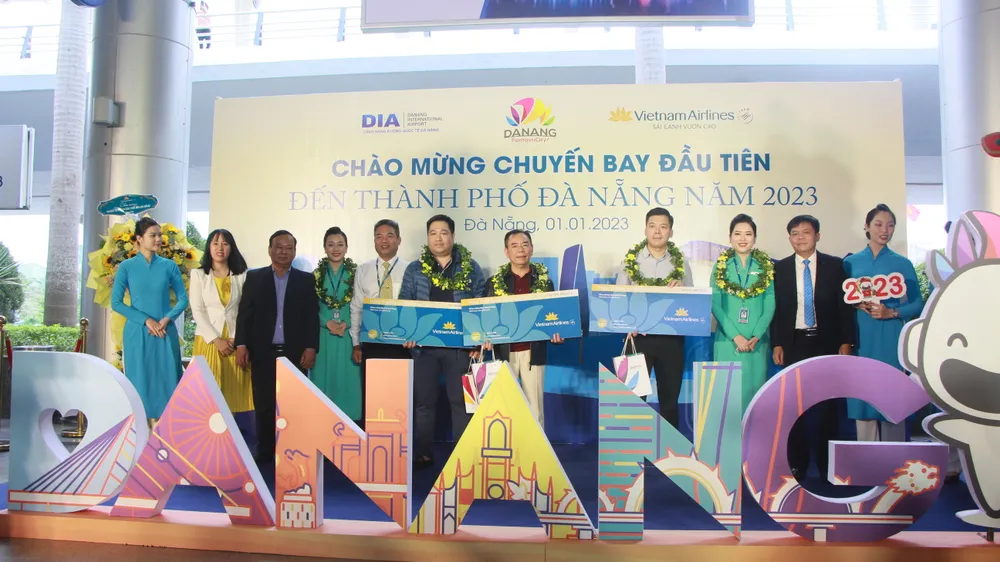 Trao vé máy bay khứ hồi hạng thương gia đến các du khách.Ảnh: NGÔ QUANG