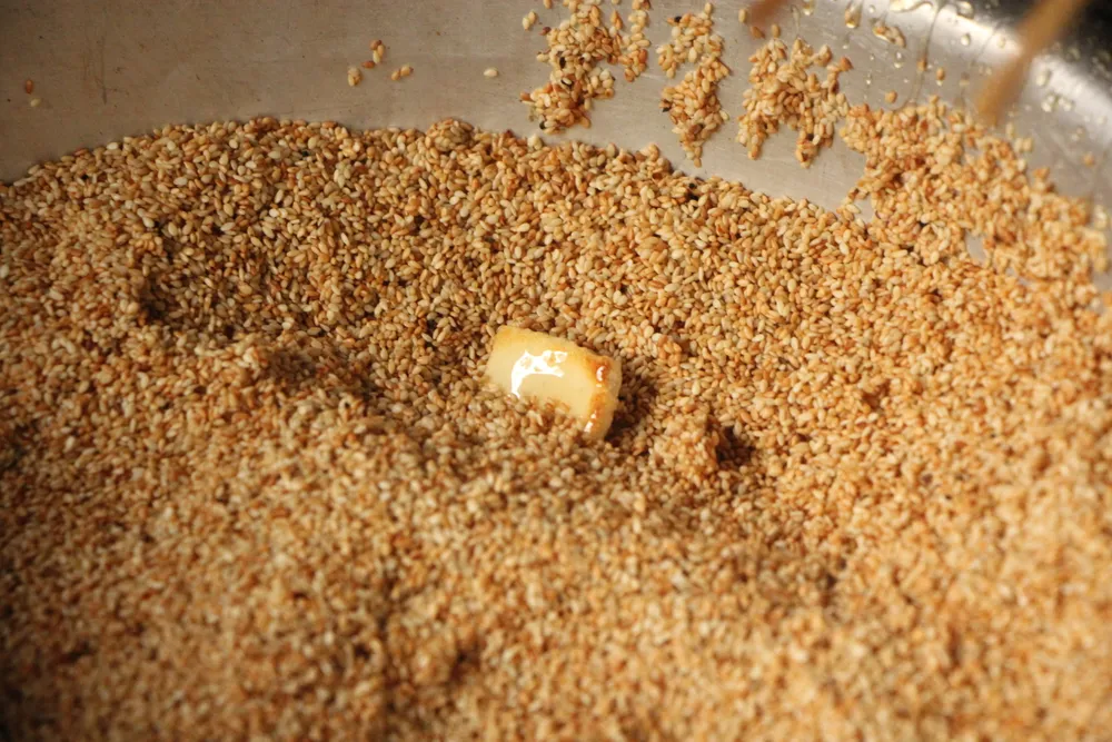 Nghề làm bánh khô mè dịp tết 