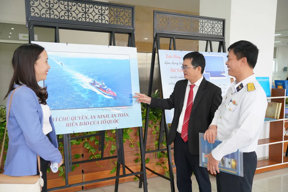 Một số hình ảnh, bản đồ, tư liệu về chủ quyền của Việt Nam đối với biển, đảo, được trưng bày .Ảnh:PC