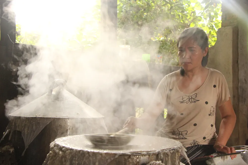 Chị Nguyễn Đặng Thái Hòa con gái cụ Phong đang thực hiện công đoạn tráng bánh. Ảnh: NGÔ QUANG. Chị Nguyễn Đặng Thái Hòa con gái cụ Phong đang thực hiện công đoạn tráng bánh. Ảnh: NGÔ QUANG.