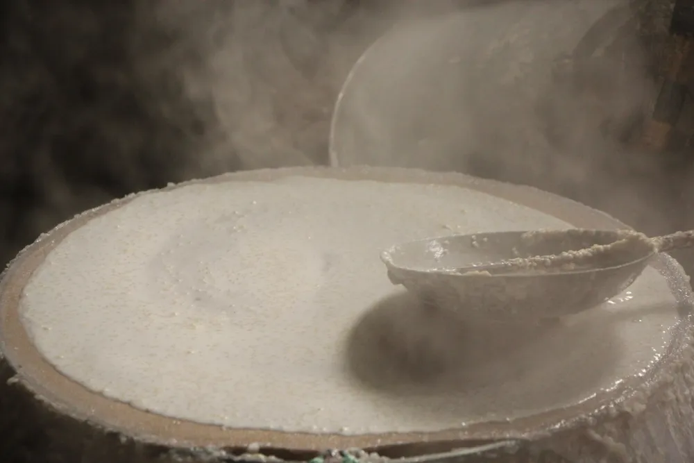 Để cho nước tráng bánh được mịn và trắng đều, người dân phải lọc qua một lượt để loại bỏ những vỏ trấu lấm tấm. Để cho nước tráng bánh được mịn và trắng đều, người dân phải lọc qua một lượt để loại bỏ những vỏ trấu lấm tấm.