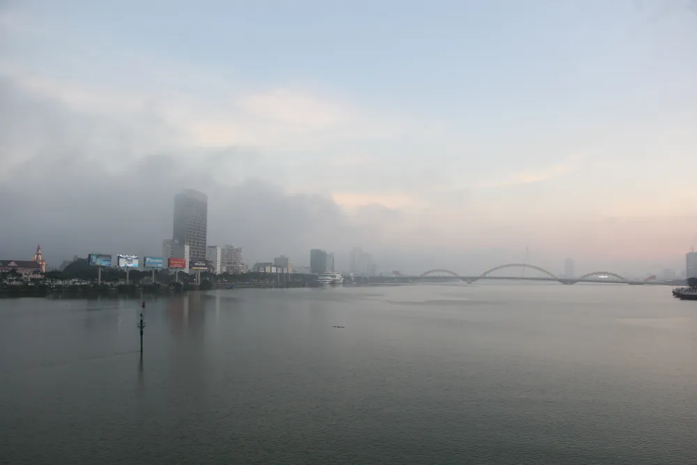 Khoảng 17 giờ, một phần phía đông TP Đà Nẵng đã được sương mù bao phủ. Ảnh: NGÔ QUANG