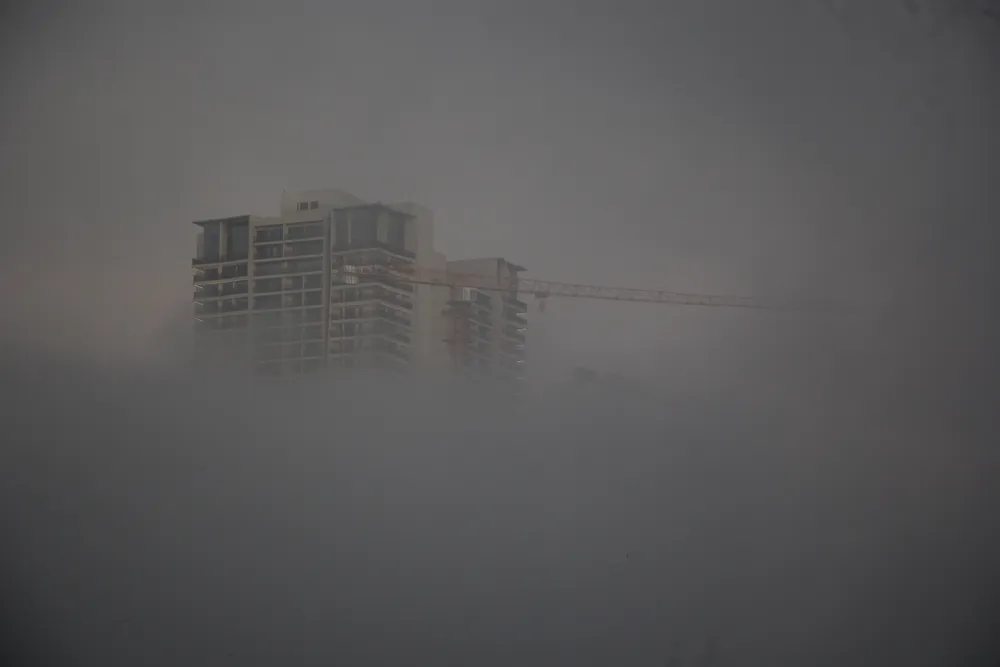 Sương mù phủ quanh ở phần dưới các toà nhà cao tầng. Ảnh: NGÔ QUANG