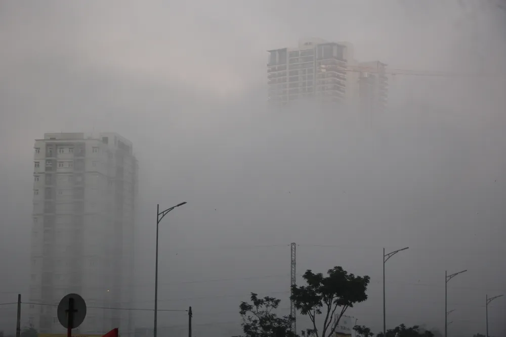Các toà nhà cao tầng thoát ẩn, thoát hiện trong làn sương. Ảnh: NGÔ QUANG