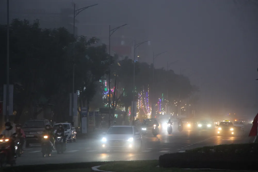 Đến khoảng 18 giờ, sương mù dày đặc khiến tầm nhìn bị hạn chế. Ảnh: NGÔ QUANG