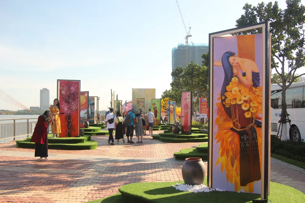 Ngay sau đoạn nhà chồ sẽ tiếp đến là những cánh cửa mở đến tương lai được tô vẽ bằng nhiều hình ảnh độc đáo.