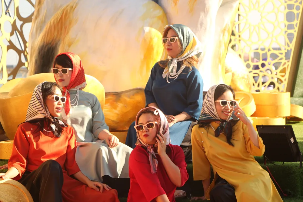 Dù con đường hoa chưa đưa vào hoạt động, nhưng cảnh sắc đường hoa đã thu hút nhiều bạn trẻ đến chụp ảnh, check-in sớm.