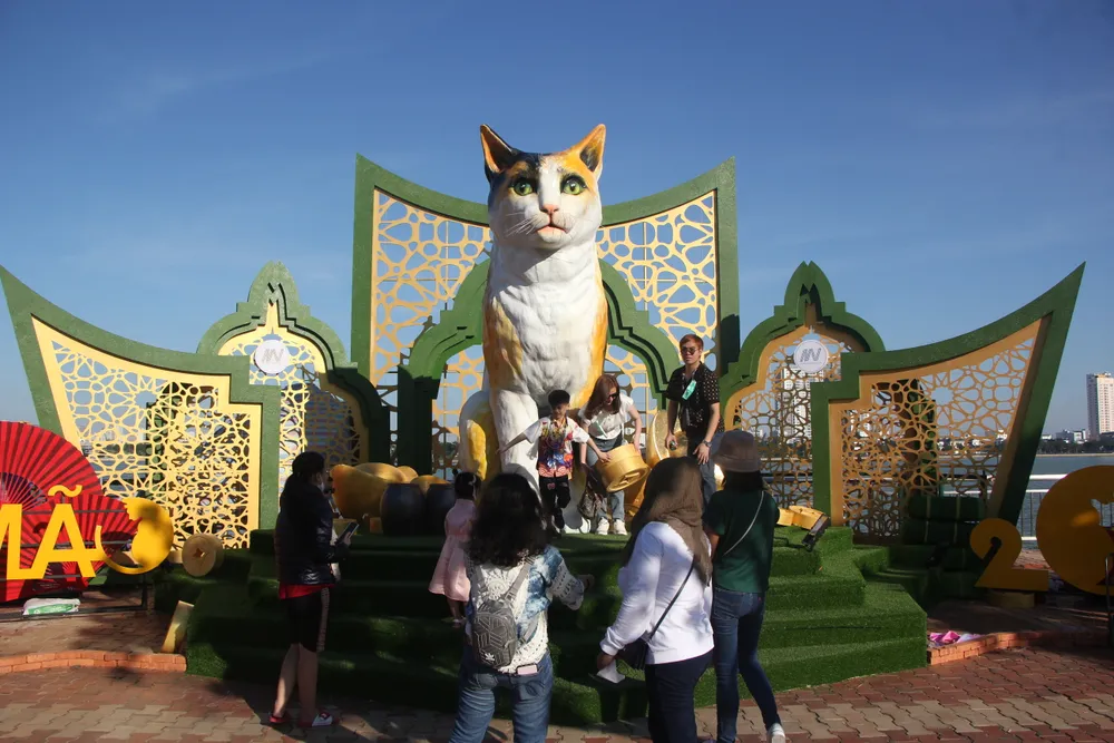 Linh vật Tết Quý Mão cao hơn 2m khiến người người dân và du khách trầm trồ, thích thú.