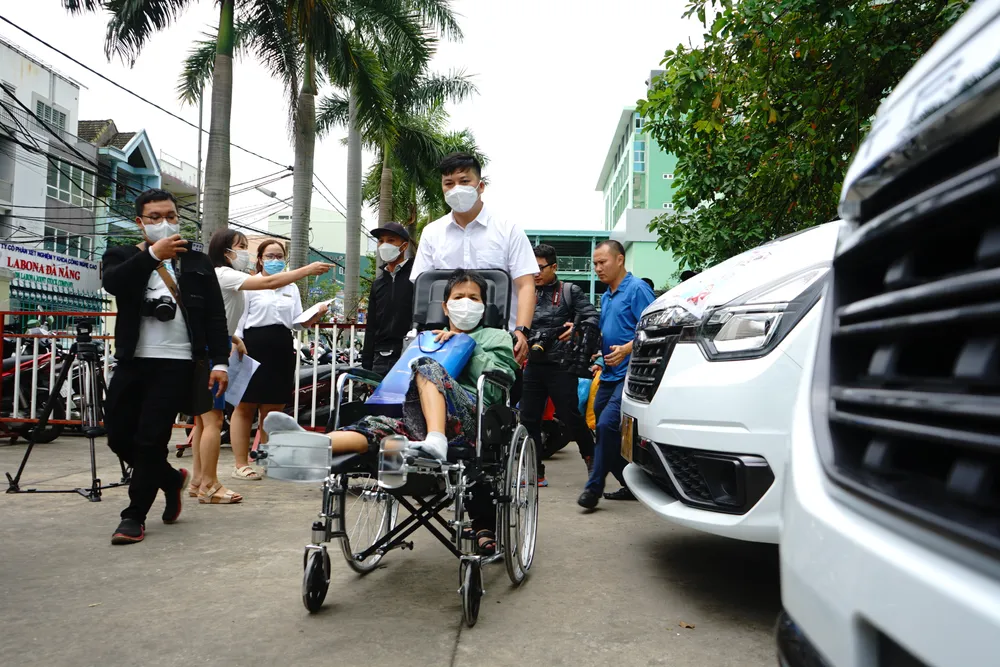Các bệnh nhân được nhân viên bệnh viện hỗ trợ lên xe về quê.Ảnh: NGÔ QUANG