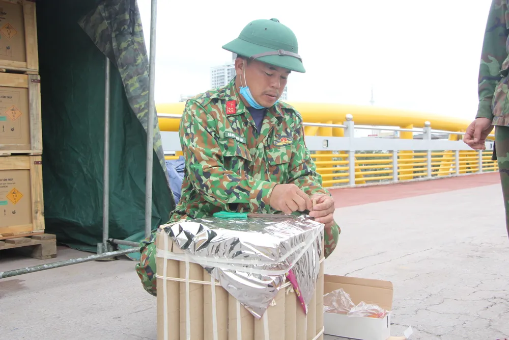 Các chiến sĩ đang lắp dây dẫn cho pháo tầm thấp.