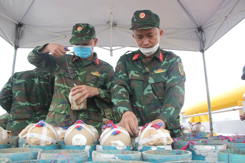 Các chiến sĩ đang tháo dây dẫn trước khi bỏ pháo vào giàn.