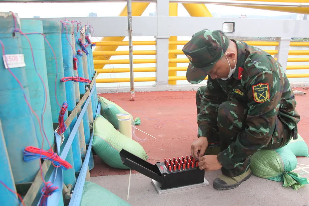 Lắp đặt kíp vào bộ phận dẫn điện.