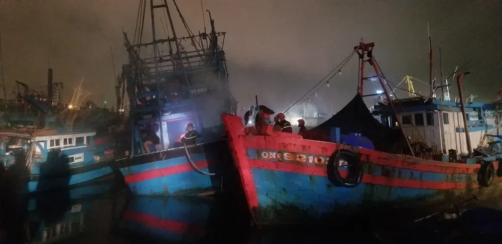 Tàu thứ 3 bị cháy xém được kéo qua khu vực khác để dập lửa.Ảnh: NGÔ QUANG