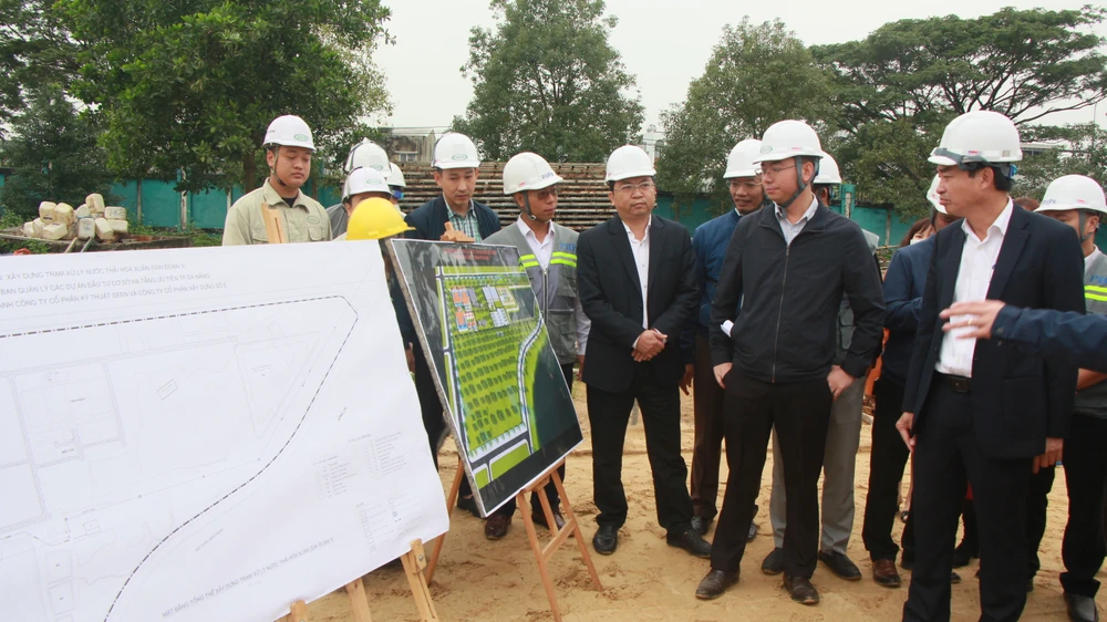 Ông Lê Trung Chinh kiểm tra tiến độ dự án Trạm xử lý nước thải Hòa Xuân giai đoạn 3.Ảnh: NGÔ QUANG