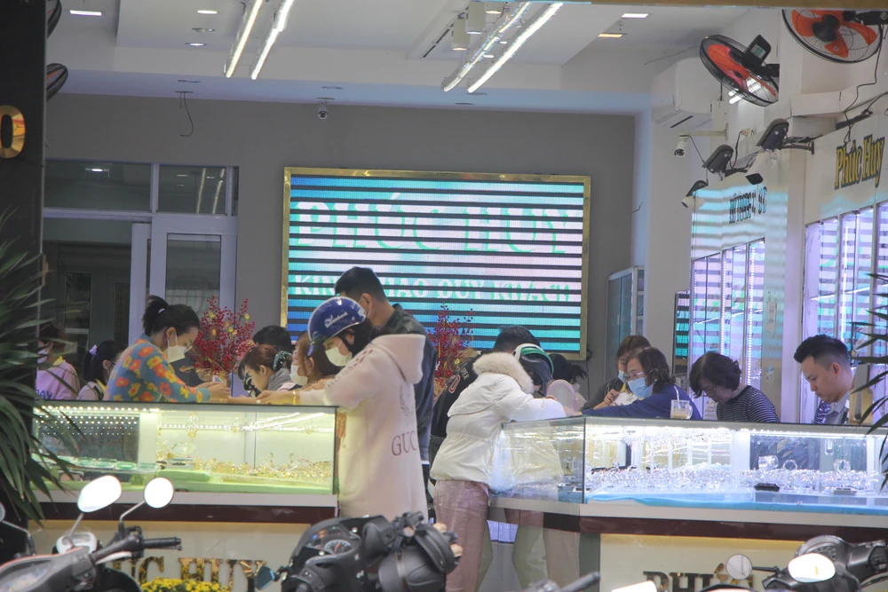 Các tiệm vàng lâu đời ở đường Ông Ích Khiêm lượng khách khá vắng.Ảnh: NGÔ QUANG