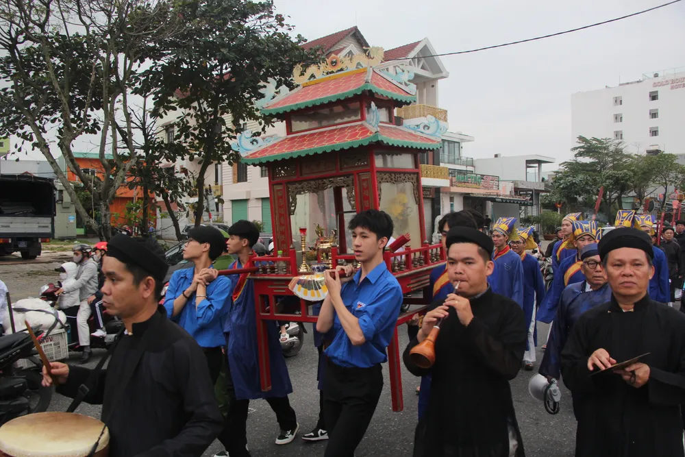 Lễ rước nghinh Thần. Ảnh: NGÔ QUANG