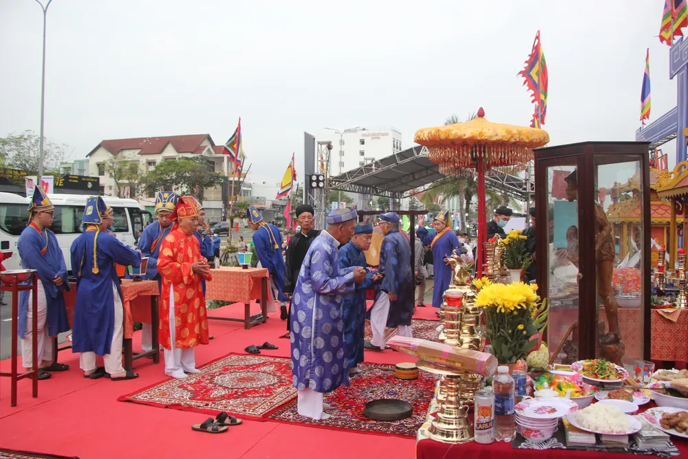 Các vị cao niên đang thực hiện nghi thức cúng. Ảnh: NGÔ QUANG