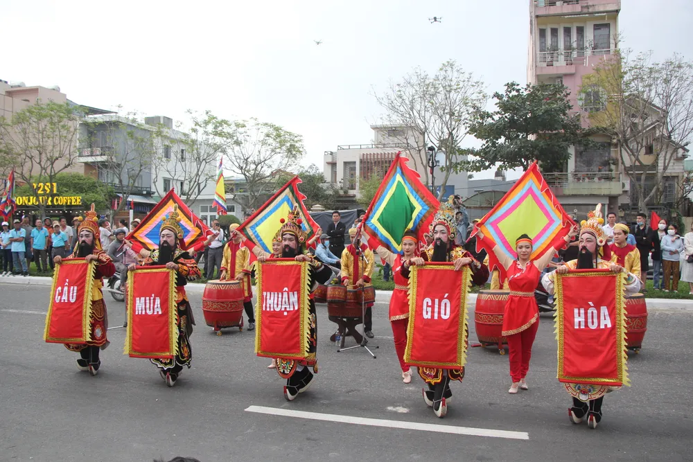 Đánh trống khai mạc lễ hội. Ảnh: NGÔ QUANG