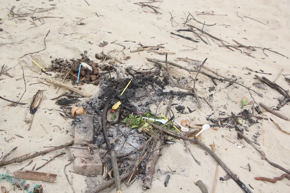 &quot;Bãi chiến trường&quot; để lại trên bãi cát ghềnh đá Nam Ô. Ảnh: NGÔ QUANG