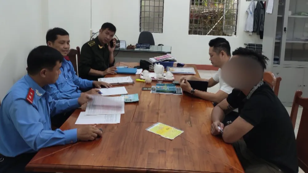 Thanh tra Giao thông quyết định xử phạt tài xế TH (áo đen).Ảnh: NGÔ QUANG Thanh tra Giao thông quyết định xử phạt tài xế TH (áo đen).Ảnh: NGÔ QUANG