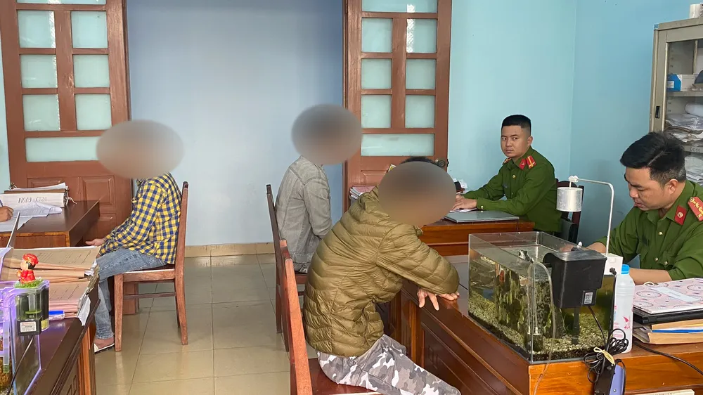 3 thanh niên được mời lên cơ quan công an để hợp tác điều tra. Ảnh: CA
