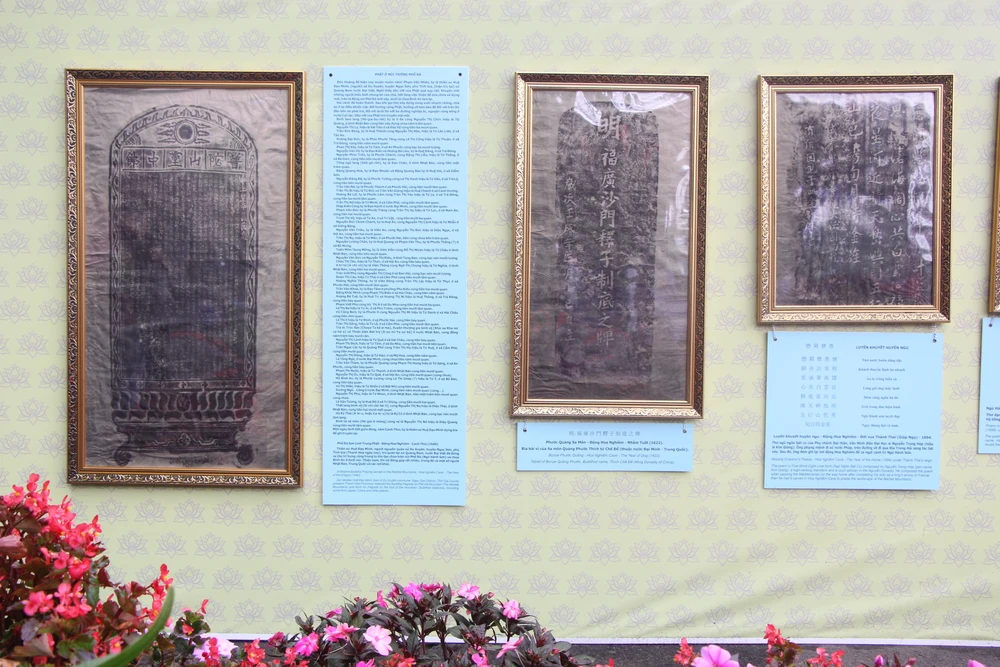 Các bia Ma nhai được dịch thuật lại để du khách tìm hiểu. Ảnh: NGÔ QUANG Các bia Ma nhai được dịch thuật lại để du khách tìm hiểu. Ảnh: NGÔ QUANG