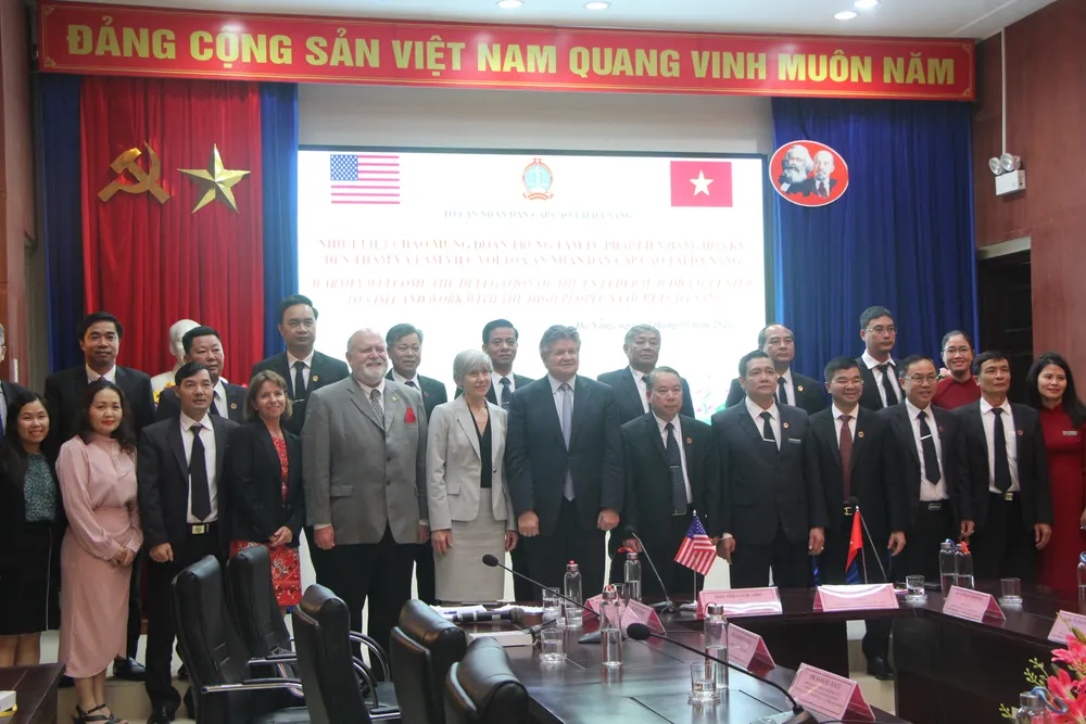 Đoàn công tác Trung tâm tư pháp Liên bang Hoa Kỳ chụp ảnh lưu niệm với TAND cấp cao tại Đà Nẵng.Ảnh: NGÔ QUANG Đoàn công tác Trung tâm tư pháp Liên bang Hoa Kỳ chụp ảnh lưu niệm với TAND cấp cao tại Đà Nẵng.Ảnh: NGÔ QUANG