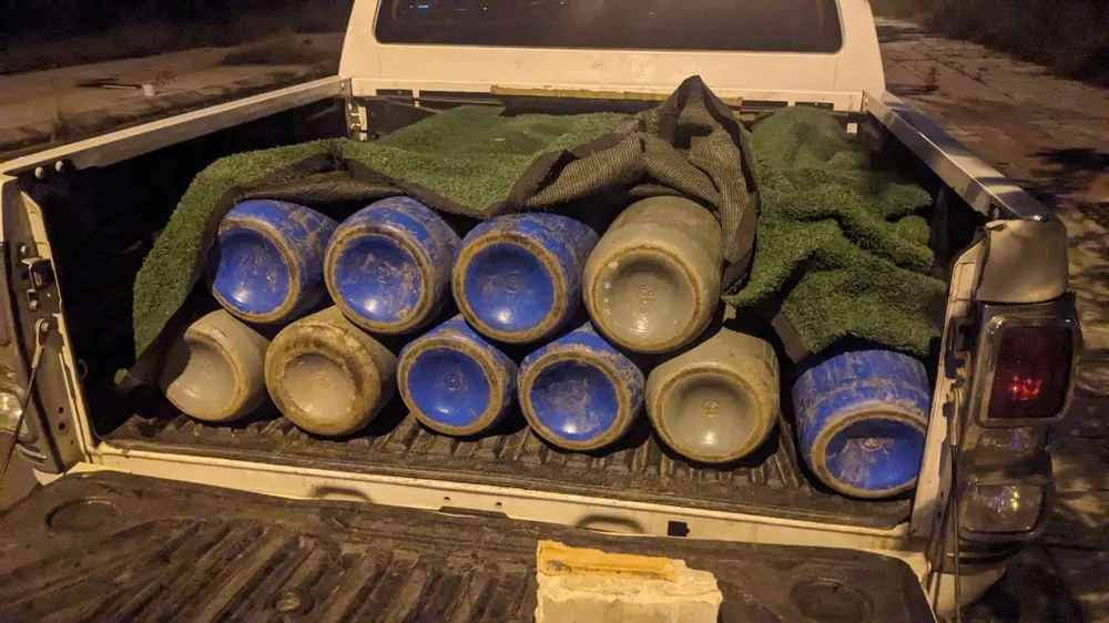 Các bình khí cười bị thu giữ trong đêm 2-3.Ảnh : CA