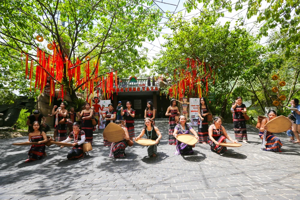 Du khách còn có cơ hội trải nghiệm các hoạt động như hoà cùng những điệu múa truyền thống của đồng bào Cơ Tu.Ảnh: TTCC