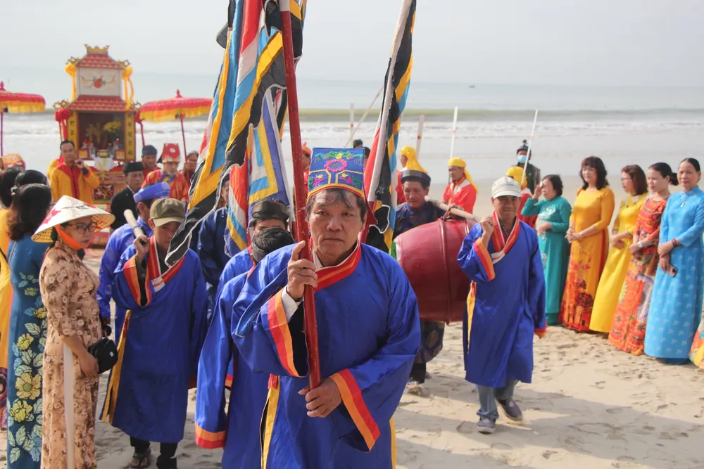 Sau khi xong lễ nghinh thần sẽ tới lễ dâng hương.