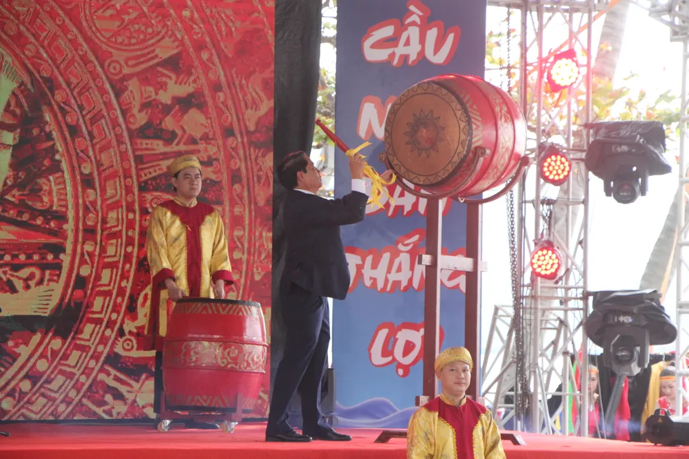 Ông Huỳnh Văn Hùng, Phó chủ tịch quận Sơn Trà đánh trống khai mạc lễ hội.