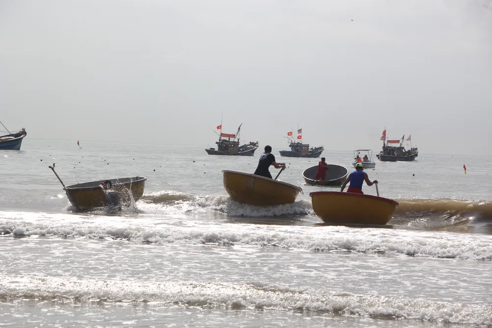 Phần hội mang đậm tính dân gian của làng chài như: đua thúng, lắc thúng.