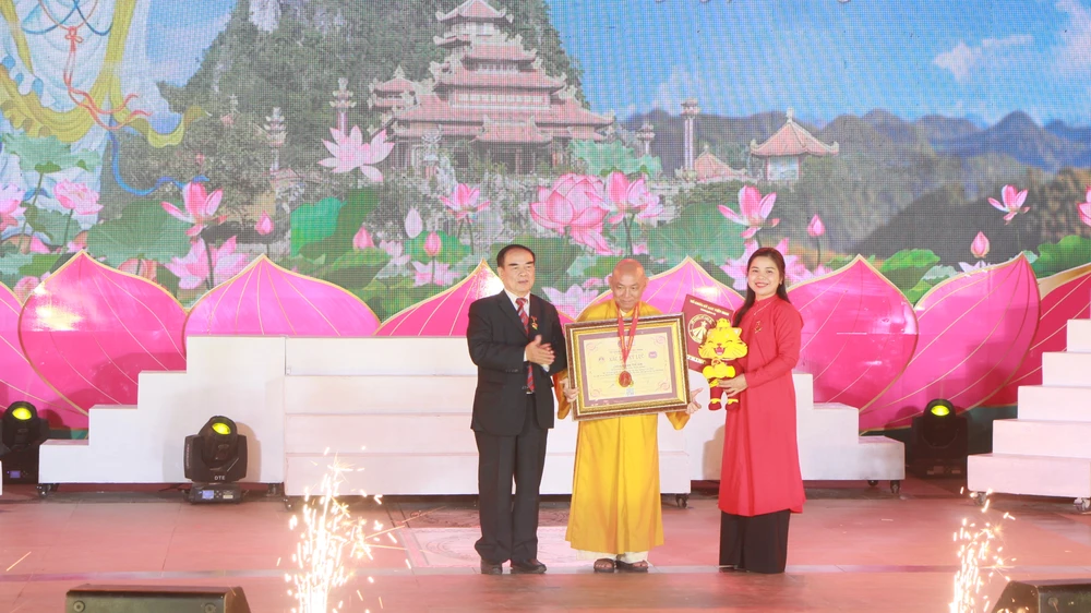 Trao chứng nhận kỷ lục Việt Nam cho độc bản Lá Bồ Đề lớn nhất mạ vàng 24k. Ảnh: NGÔ QUANG Trao chứng nhận kỷ lục Việt Nam cho độc bản Lá Bồ Đề lớn nhất mạ vàng 24k. Ảnh: NGÔ QUANG