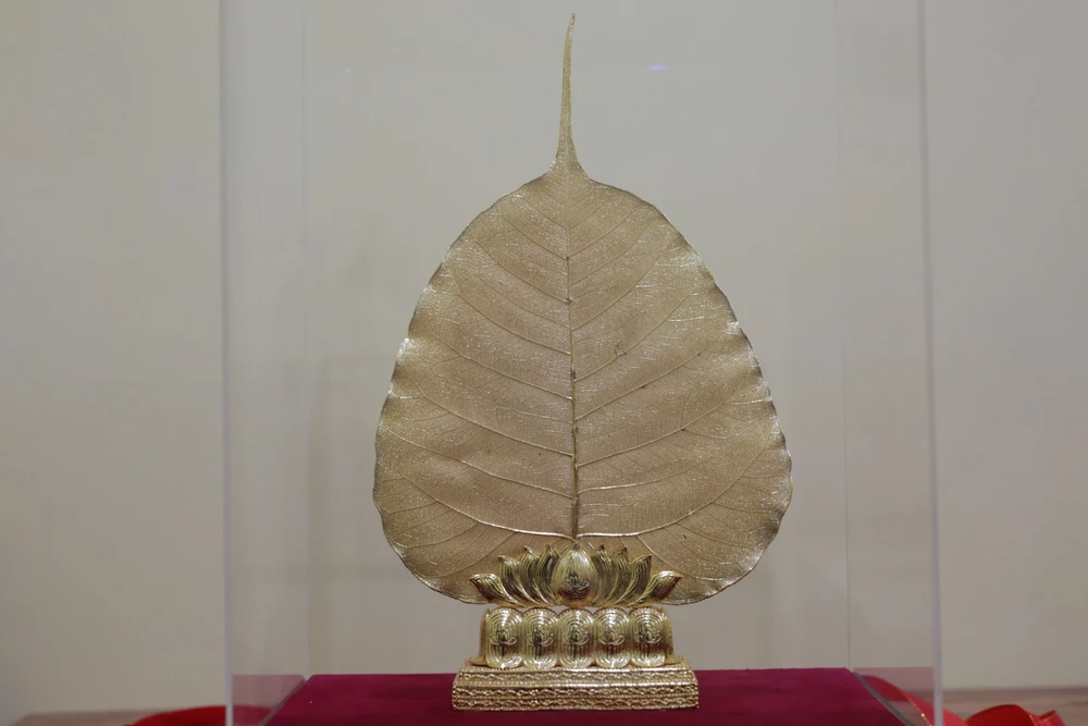 Độc bản lá bồ đề dát vàng 24K lớn nhất Việt Nam đã được trao chứng nhận kỷ lục Việt Nam tại Lễ hội Quán Thế Âm Ngũ Hành Sơn TP Đà Nẵng 2023.