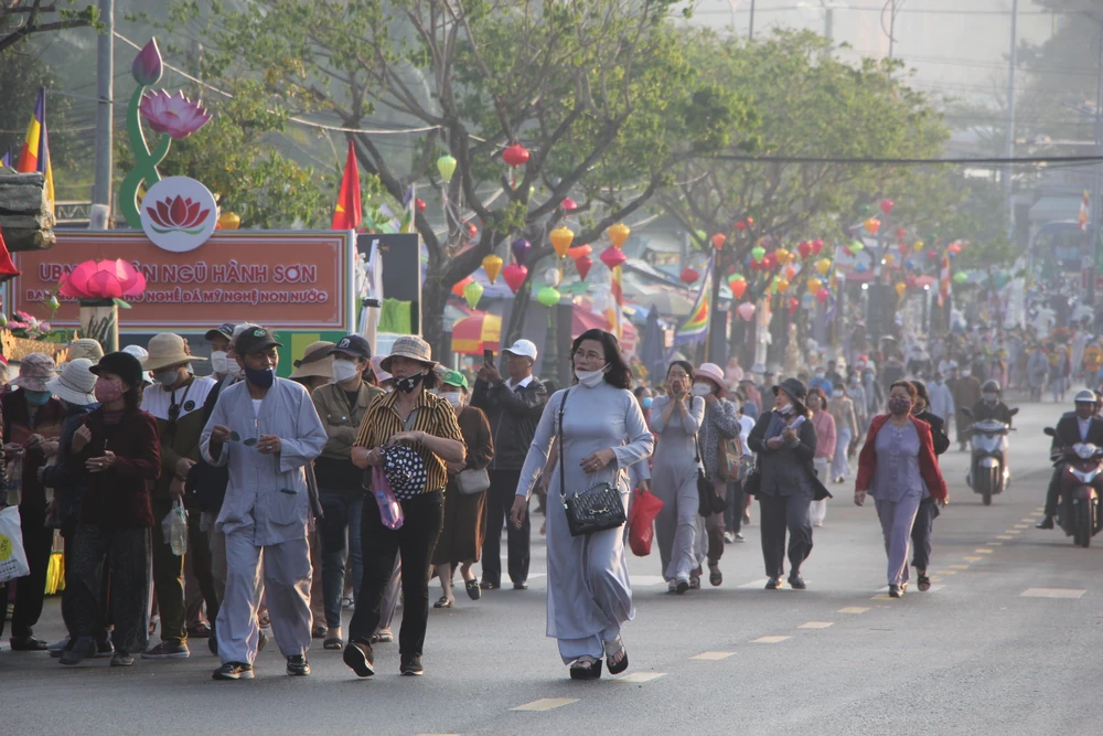 Từ sáng sớm, hàng nghìn đã tới lễ hội. Ảnh: NGÔ QUANG