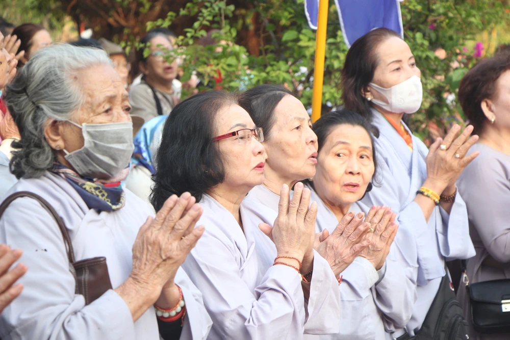 Người dân đọc kinh cầu nguyện.