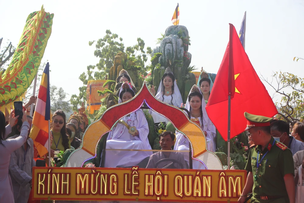 Lễ hóa trang Bồ Tát Quán Thế Âm thực hiện song hành với nghi lễ rước tôn tượng Đức Phật Quán Thế Âm.