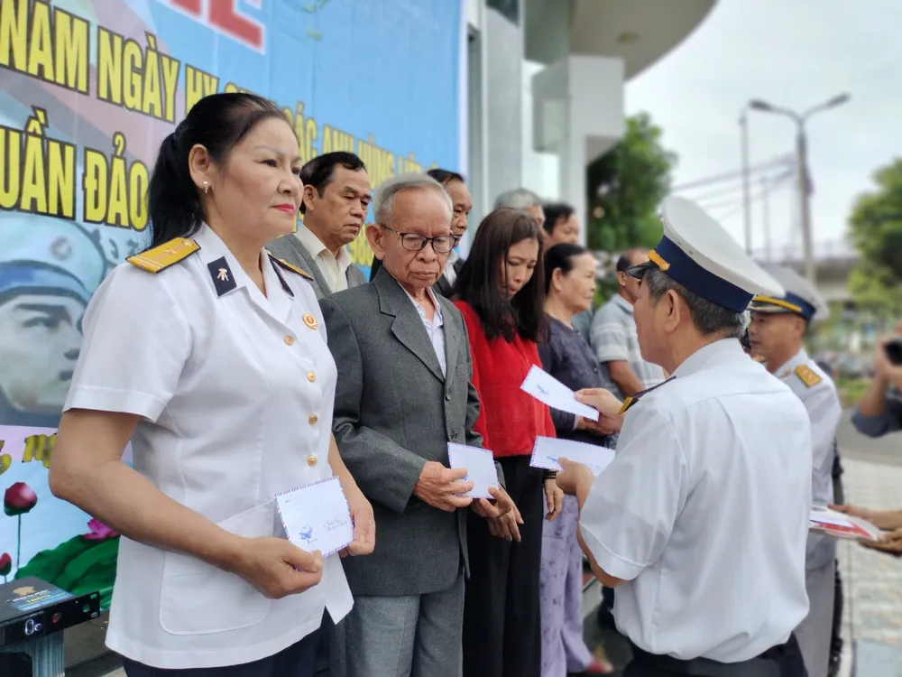 Hội cựu chiến binh Công binh Hải quân TP Đà Nẵng đã trao tặng nhiều suất quà cho các gia đình, thân nhân các anh hùng, liệt sĩ Gạc Ma.Ảnh: NT
