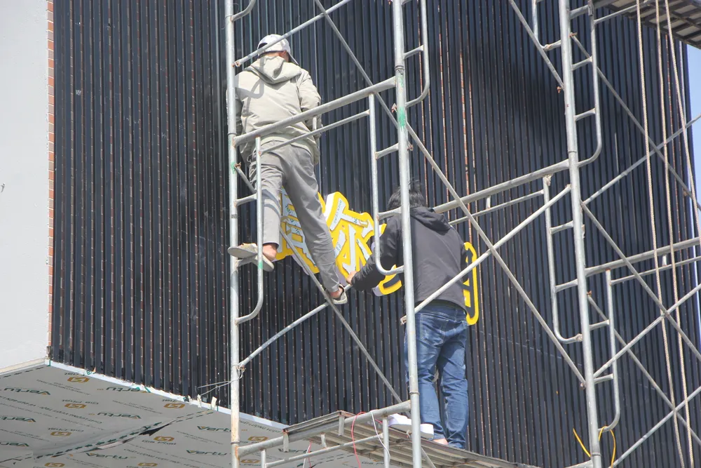 Một cửa hàng trên đường Võ Nguyên Giáp làm lại bảng hiệu tiếng Trung Quốc để đón khách.Ảnh: NGÔ QUANG