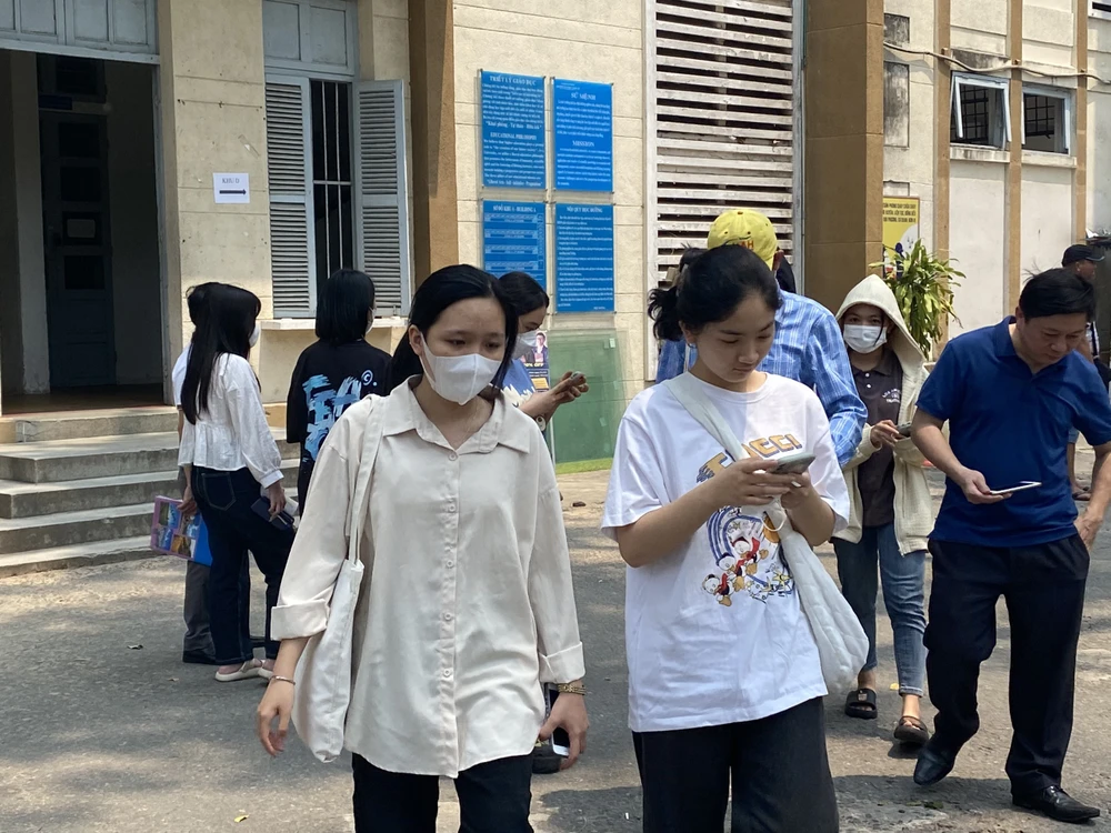 Các thí sinh đánh giá đề thi năm nay dài nhưng không quá khó. Ảnh: NGÔ QUANG